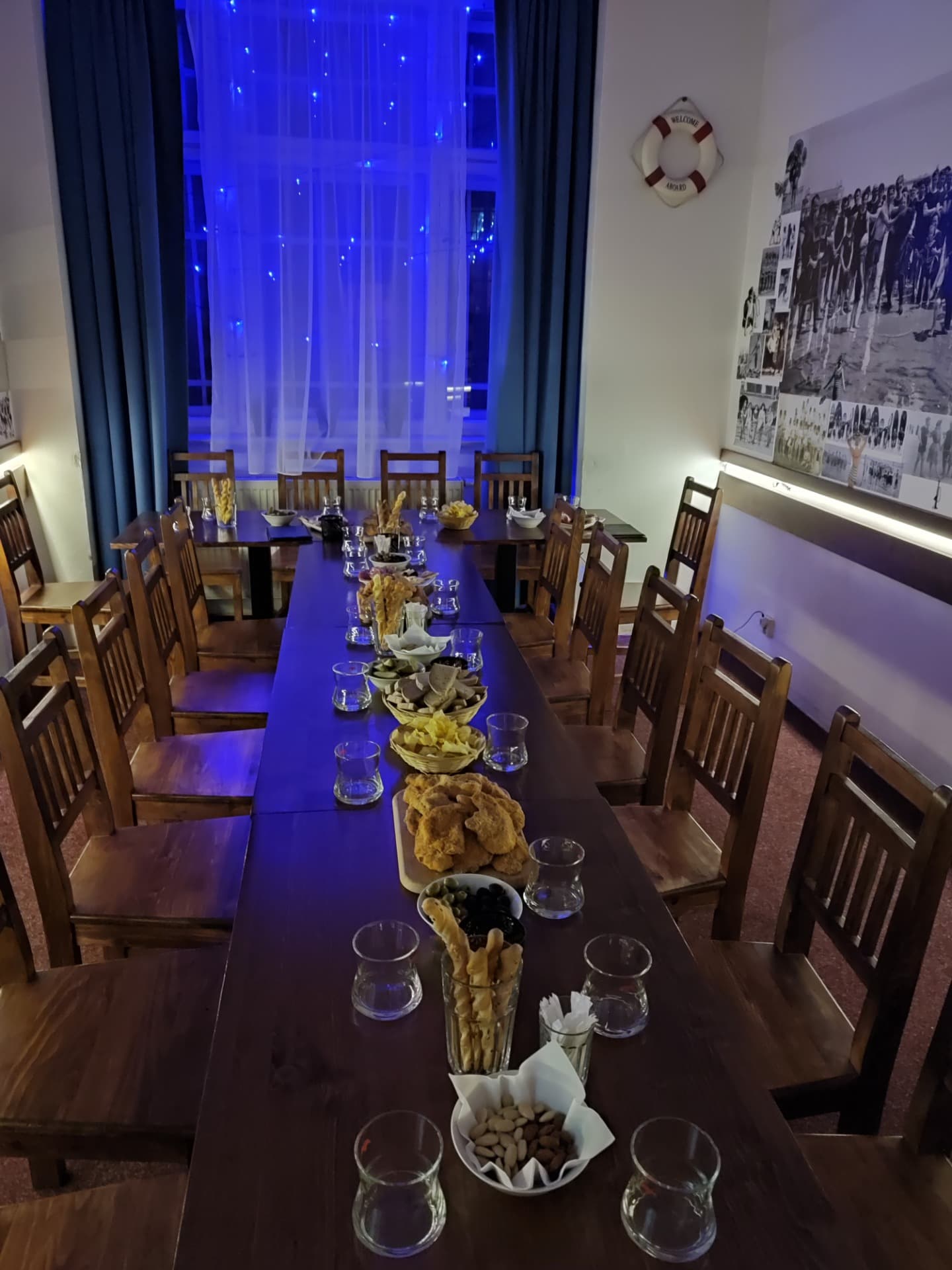 Dlouhý prostřený stůl v salonku vinárny s degustačním občerstvením